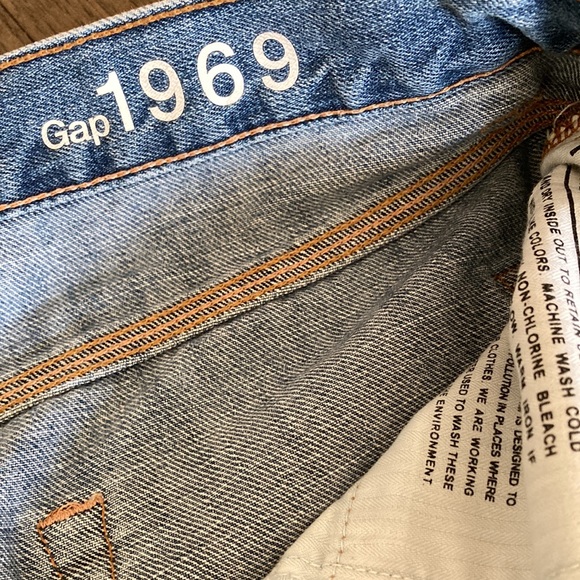 NWOT •GAP Sexy Boyfriend Distressed Denim Classic Jean Shorts • Mid Rise • HP🎉 - Picture 6 of 16